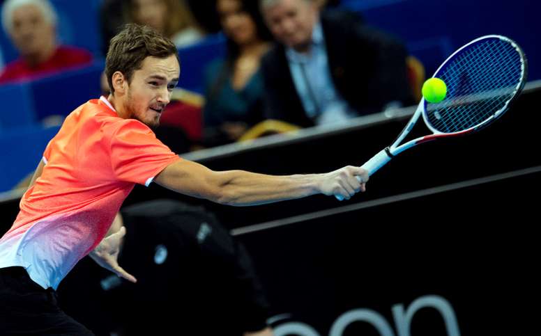 El tenista ruso Daniil Medvedev en acción contra el francés Gael Monfils en Sofía, Bulgaria. EFE/EPA
