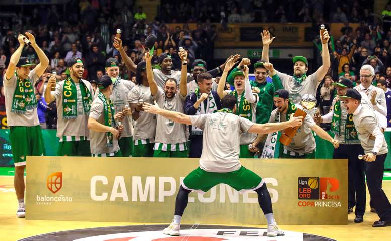 Los jugadores del Real Betis Energía Plus, tras ganar al Retabet Bilbao Basket la Final de la Copa Princesa de baloncesto que estos dos equipos han jugado en el Palacio Municipal de Deportes San Pablo de Sevilla. EFE