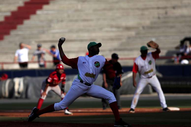 Raidel Martínez de los Leñadores de las Tunas de Cuba en acción ante los Cardenales de Lara de Venezuela durante un partido de la Serie del Caribe que se juega este sábado en el Estadio Nacional Rod Carew de Ciudad de Panamá (Panamá). EFE