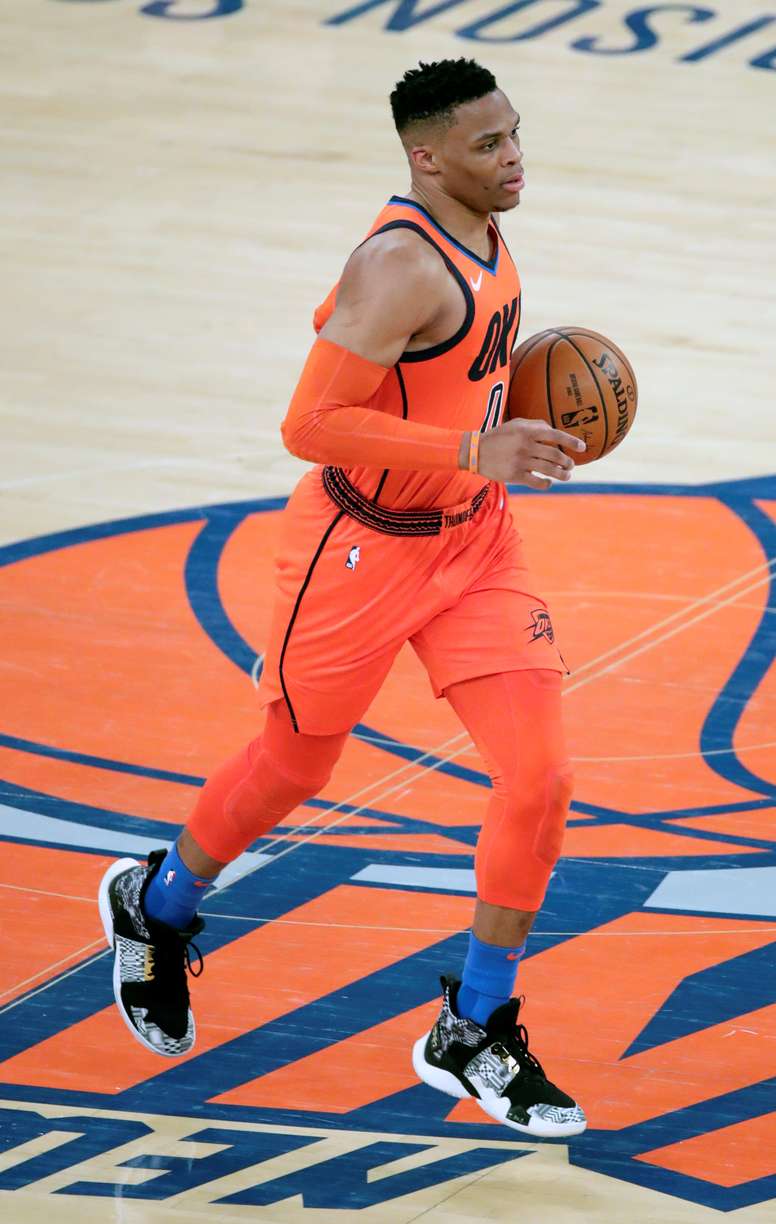Russell Westbrook de Oklahoma City Thunder avanza con el balón en un partido de la NBA. EFE/Archivo