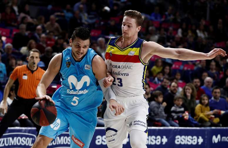 El escolta italiano del Estudiantes Alessandro Gentile (i), con el balón ante el alero estadounidense del Andorra David Walker, durante el partido de la vigésima jornada de liga ACB disputado hoy en WiZink Center de Madrid. EFE