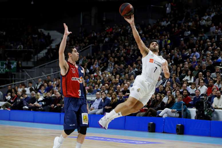 El base argentino del Real Madrid Facundo Campazzo (d) lanza a canasta junto a su compatriota Luca Vildoza, del Baskonia, durante el partido de la jornada 20ª de Liga ACB que se jugó en el Wizink Center de Madrid. EFE