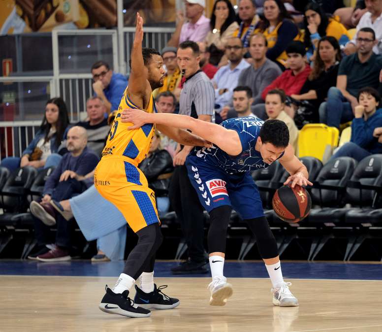 Clevin Hanna (i), del Herbalife Gran Canaria, lucha con Dani Pérez, del Delteco GCB, durante el partido de la jornada número 20 de la Liga Endesa que ambos equipos jugaron en el Gran Canaria Arena. EFE