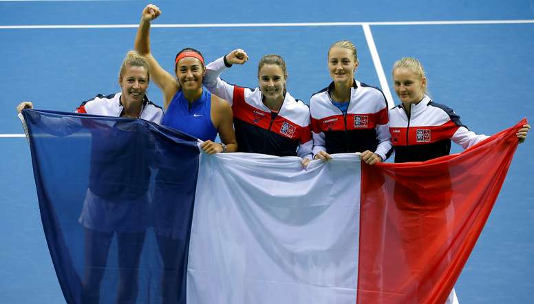 (I-D) Las jugadoras francesas Pauline Parmentier, Caroline Garcia, Alize Cornet, Kristina Mladenovic y Fiona Ferro celebran su victoria en la Copa Federación de teni en Lieja, Bélgica. EFE/EPA