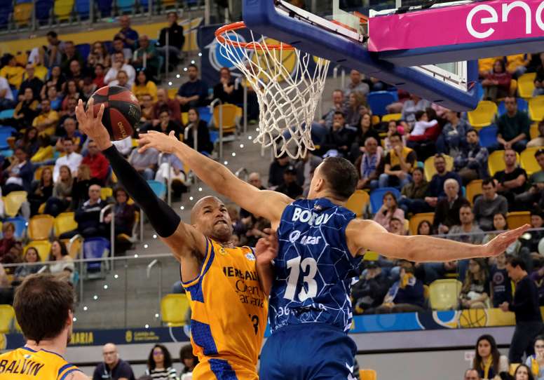 El jugador del Herbalife Gran Canaria Eulis Báez (d) lucha con Vyacheslav Bobrov, del Delteco GCB, durante el partido de la jornada número 20 de la Liga Endesa que ambos equipos jugaron en el Gran Canaria Arena. EFE