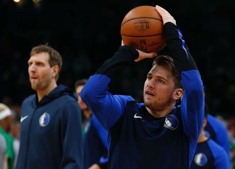 El novato estelar Luka Doncic consiguió 28 puntos y nueve rebotes para los Mavericks de Dallas, que vencieron este domingo 102-101 a los Trail Blazers de Portland. EFE/Archivo