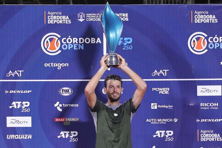 El tenista argentino Juan Ignacio Londero levanta el trofeo tras vencer en la final a su compatriota Guido Pella en el Abierto de Córdoba disputado este domingo en la ciudad de Córdoba (Argentina). EFE