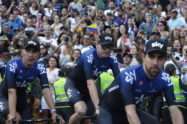 El ciclista británico Chris Froome (c) del Team Sky asiste este domingo en Medellín (Colombia) durante la presentación de los equipos que participaran en el Tour Colombia 2.1 que se realizará a partir del 12 de febrero. EFE