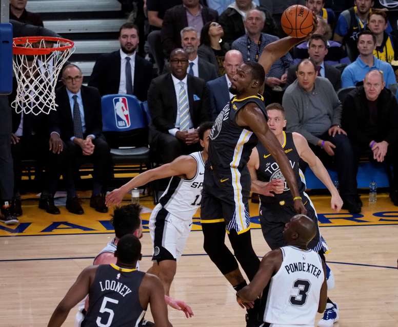 El alero de los Warriors de Golden State Kevin Durant encesta durante un partido de la NBA en la última semana. EFE