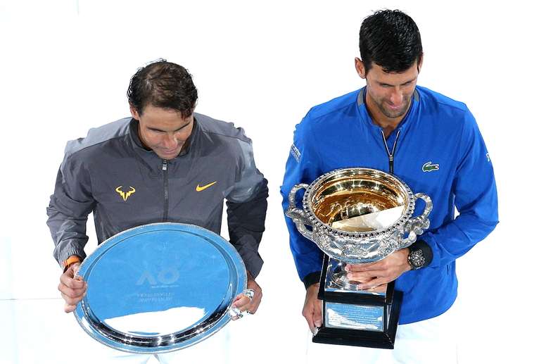 El tenista serbio Novak Djokovic (d) junto al español Rafael Nadal posan como campeón y subcampeón del Abierto de Australia, respectivamente, el pasado 27 de enero. EFE