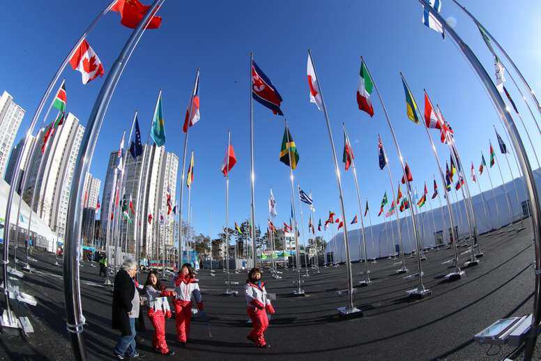 La bandera nacional de Corea del Norte (c) se iza en la villa olímpica para los juegos de invierno de PyeongChang, en Gangneung, provincia de Gangwon (Corea del Sur). EFE/Archivo