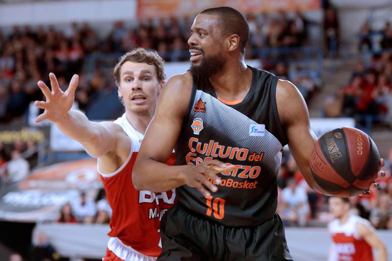 El escolta estadounidense de Valencia Basket, Will Thomas (d), con el balón ante el jugador francés del Baxi Manresa, Erik Murphy, durante un partido. EFE/Archivo
