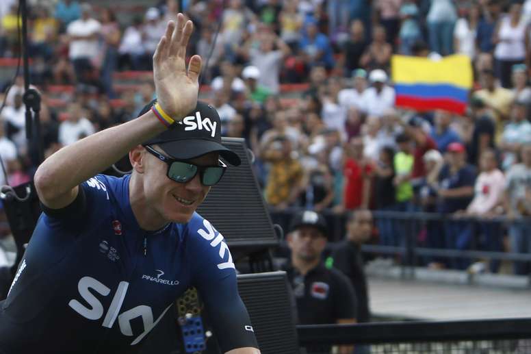 El ciclista británico Chris Froome (c), del equipo Sky, fue registrado este domingo, durante la presentación de los equipos que participarán en el Tour Colombia 2.1, en Medellín (Colombia). EFE