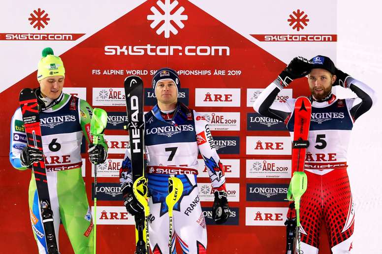 (De izq a der) El segundo clasificado, el eslovaco Stefan Hadalin; el primer clasificado, el francés Alexis Pinturault; y el tercer clasificado, el austriaco Marco Schwarz, posan en el podio tras la prueba de descenso combinado, válida para la Copa del Mundo de esquí alpino, este lunes en Are (Suecia). EFE
