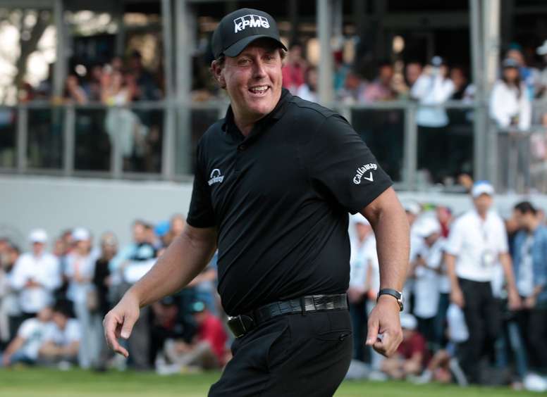 En la imagen un registro del golfista estadounidense Phil Mickelson, quien logró su cuadragésima cuarta victoria en el PGA Tour. EFE/Archivo