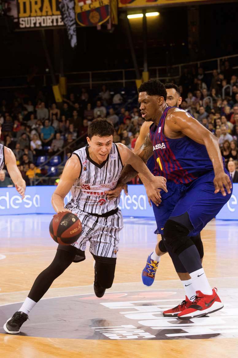 El escolta mexicano del Montakit Fuenlabrada Paco Cruz (i) supera al francés Kevin Seraphin, del FC Barcelona Lassa, durante el encuentro correspondiente a la 20ª jornada de la Liga ACB en el Palau Blaugrana, en Barcelona. EFE