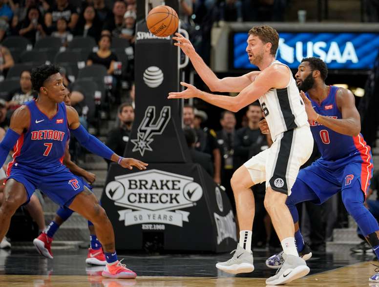 Pau Gasol (2d) de San Antonio Spurs disputa un balón con Stanley Johnson (i) y Andre Drummond (d) de Detroit Pistons durante un partido de pretemporada de la NBA. EFE/Archivo