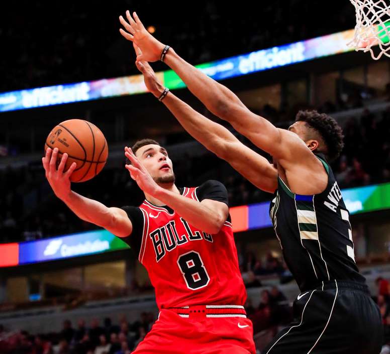 El alero griego Giannis Antetokounmpo (d) de Milwaukee Bucks en acción ante el escolta Zach LaVine (i) de Chicago Bulls este lunes durante un juego de la NBA entre Milwaukee Bucks y Chicago Bulls en el United Center de Chicago, Illinois (EE. UU.). EFE