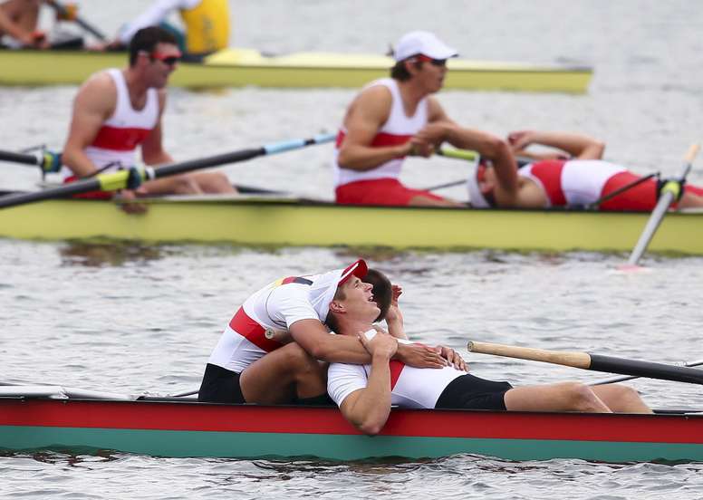 Los alemanes Maximilian Reinelt (i) y Richard Schmidt (d) celebran su victoria tras la final olímpica de ocho masculino de remo en Dorney, al oeste de Londres (Reino Unido) en agosto de 2012. EFE/Archivo