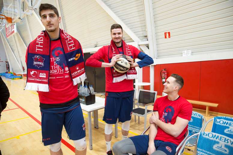 Los jugadores del Baskonia; Ajdin Penava, Miguel González y Tadas Sedekersis (de i a d), durante la jornada de atención a los medios que el club dedica este martes, en vísperas de la Copa del Rey que se disputará a partir del próximo día 14 en Madrid. EFE