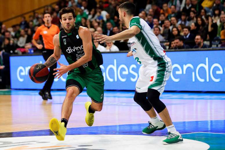 El jugador del Divina Seguros Joventut Nico Laprovittola (i), frente al jugador del Unicaja Carlos Suárez (d), durante un partido. EFE/Archivo