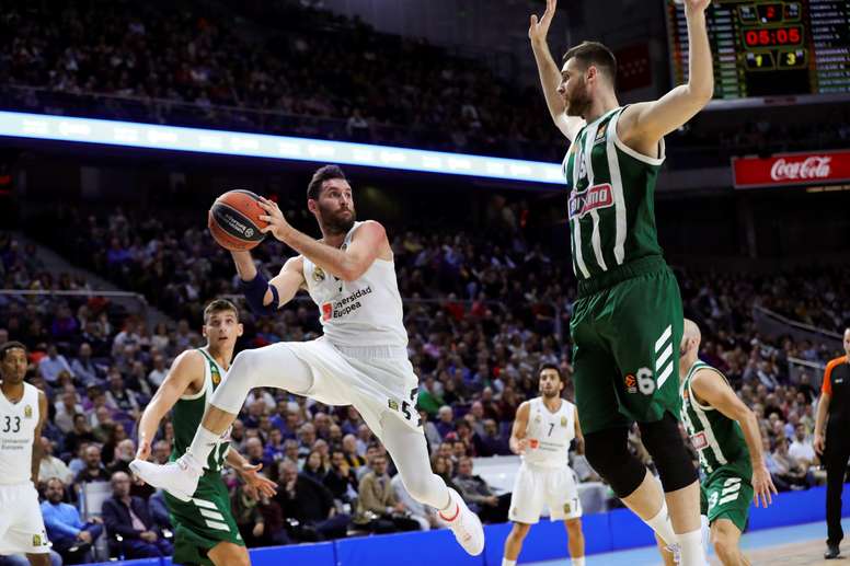 El alero del Real Madrid Rudy Fernández (i) con el balón ante el pívot del Panathinaikos Georgios Papagiannis durante un partido. EFE/Archivo