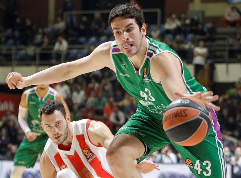 El jugador del Unicaja Carlos Suárez (dcha) pelea por el control del balón con el jugador del Estrella Roja Stefan Jankovic. EFE/Archivo