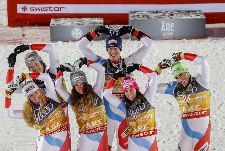 Los esquiadores de la selección de Suiza celebran tras vencer en la final de la prueba de descenso por equipos, válida para la Copa del Mundo de esquí alpino, este martes en Are (Suecia). EFE