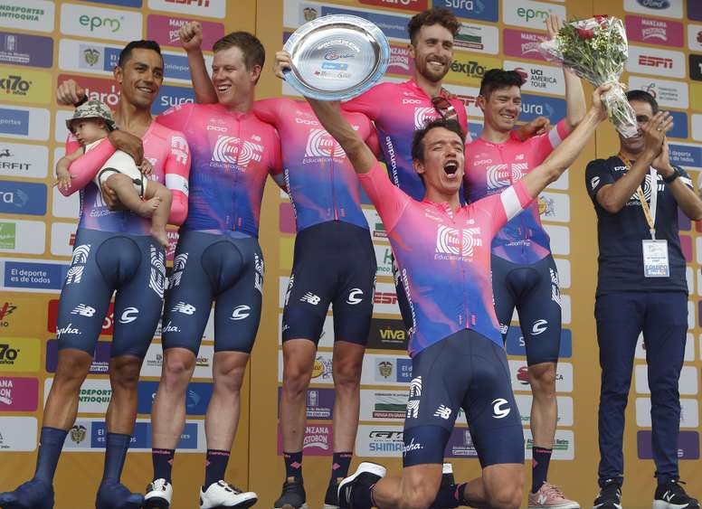 El ciclista colombiano Rigoberto Urán (c-abajo) celebra junto a los miembros de su equipo, EF Education First, al final de la primera etapa del Tour Colombia este martes, en Medellín (Colombia). EFE