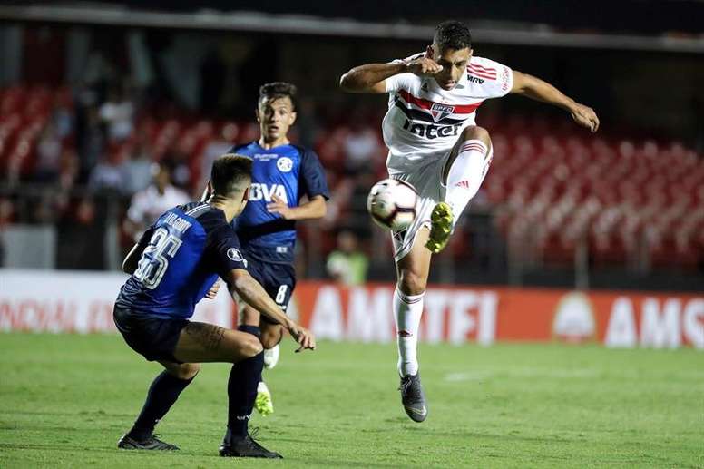 El jugador Diego Souza (d) de Sao Paulo disputa el balón con Leonardo Godoy (i) de Talleres de Argentina hoy, miércoles 13 de febrero de 2019, durante un partido de vuelta por la Copa Libertadores en el Estadio Morumbi en Sao Paulo (Brasil). EFE