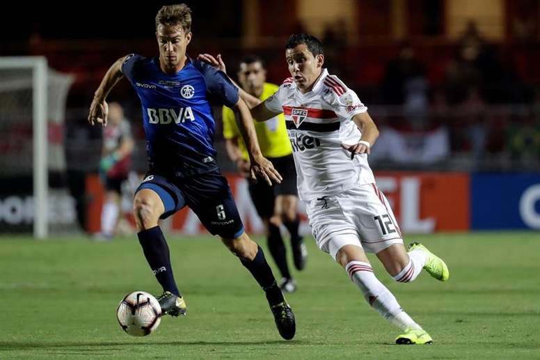 El jugador Pablo (d) de Sao Paulo disputa el balón con Komar (i) de Talleres de Argentina durante un partido de vuelta por la Copa Libertadores entre el Sao Paulo de Brasil y el Talleres de Argentina disputado este miércoles en el Estadio Morumbi, en Sao Paulo (Brasil). EFE