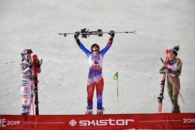 (De izq a der) La alemana Viktoria Rebensburg, segunda clasificada; la eslovaca Petra Vlhova, primera clasificada; y la estadounidense Mikaela Shiffrin, tercera clasificada; celebran al término de la prueba de descenso femenino de los Mundiales de Are (Suecia). EFE