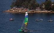 Una foto distribuida disponible por SailGP muestra al Equipo SAILGP de Australia, dominado por Tom Slingsby, que pasa por la Isla Shark en su camino hacia la victoria en el día dos de la competencia. EFE