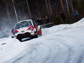 El estonio Ott Tanak conduce su Toyota Yaris WRC durante el tercer día del rally de Suecia. EFE/EPA