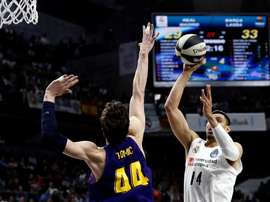 El jugador del Real Madrid Gustavo Ayón (d) lanza ante Ante Tomic, del Barcelona Lassa, durante la final de la Copa del Rey de baloncesto que se disputó este domingo en el WiZink Center, en Madrid. EFE