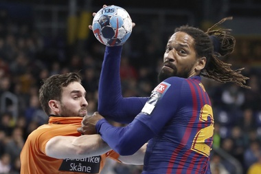 El jugador del Barça Lassa Gilberto Brito Duarte (d) intenta lanzar la pelota ante la oposición de Teitur Einarsson (i), del equipo sueco IFK Kristianstad, durante el partido de la Liga de Campeones de balonmano jugado en el Palau Blaugrana de Barcelona. EFE