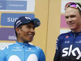 El ciclista colombiano Nairo Quintana (i) del Movistar Team habla con el británico Chris Froome (d) del Team Sky luego de que Quintana ganara la última etapa del Tour Colombia. 2.1 este domingo, en Medellín (Colombia). EFE