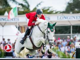 Fotografía cedida que muestra a Manuel González Dufrane (Hortensia van de Leeuwerk) quien participa hoy, domingo en la Copa de las Naciones de Salto Longines FEI de Estados Unidos, en Miami. El equipo mexicano compuesto por Fernando Martínez Sommer, montando a Cor Bakker, Eugenio Garza Pérez (Victer Finn DHZ), Juan José Zandejas Salgado (Tino la Chapelle) y Manuel González Dufrane (Hortensia van de Leeuwerk) obtuvo hoy la victoria en la Copa de las Naciones de Salto Longines FEI de Estados Unidos. EFE
