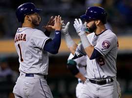 Marwin Gonzalez (d) de los Astros de Houston juntoa Carlos Correa (i). EFE/Archivo