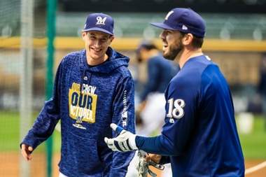 Mike Moustakas (d), agente libre Cerveceros de Milwaukee. EFE/Archivo