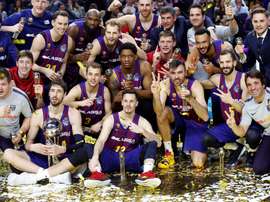 Los jugadores del Barcelona Lassa posan con el trofeo, tras vencer al Real Madrid en la final de la Copa del Rey de baloncesto disputada este domingo en el WiZink Center. EFE