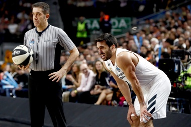 El jugador del Real Madrid Facundo Campazzo (d), durantela final de la Copa del Rey de baloncesto ante el Barcelona Lassa en el WiZink Center, en Madrid. EFE/Archivo