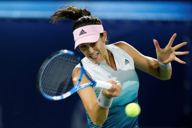 La tenista española Garbiñe Muguruza devuelve una bola a la ucraniana Elina Svitolina durante su partido de tercera ronda del torneo de Dubái que se celebra este miércoles, en Dubái (Emiratos Árabes Unidos). EFE