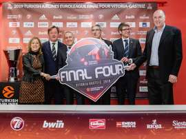 El presidente de la Euroliga de basket, Jordi Bartomeu (3d), el presidente del Baskonia, Josean Querejeta (d), y representantes institucionales, durante la presentación este miércoles en el Buesa Arena del logotipo de la Final Four de la Euroliga de baloncesto, que se disputará en mayo en Vitoria.EFE