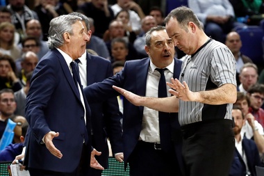 El entrenador del Barcelona Lassa, Svetislav Pesic (i), conversa con uno de los colegiados durante la final de la Copa del Rey de baloncesto ante el Real Madrid en el WiZink Center. EFE/Archivo