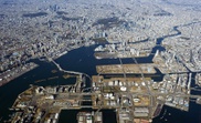 Fotografía aérea facilitada por la Oficina Portuaria del Gobierno del Área Metropolitano de Tokio de las islas artificiales en la bahía de la ciudad, que concentran la mayor parte de las sedes para los Juegos Olímpicos de 2020, y que también son protagonistas de la expansión urbanística de la capital. EFE