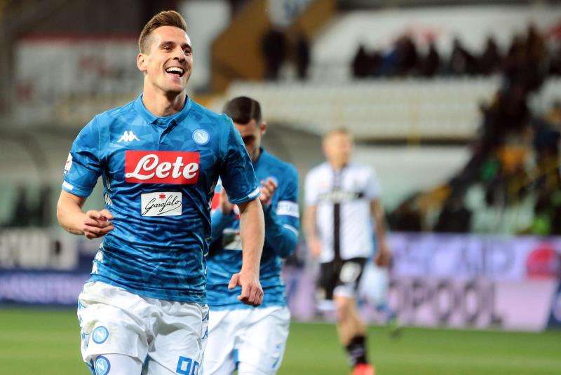 Milik, que vuelve a la órbita del Atlético de Madrid, celebra un gol con el Nápoles (Foto: EFE).