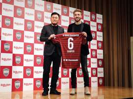 Samper, presentado como nuevo jugador del Vissel Kobe. EFE