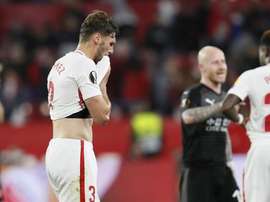 Sergi Gómez tuvo que ser ayudado por las asistencias para salir del césped. EFE