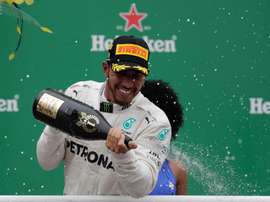 El piloto británico Lewis Hamilton de Mercedes celebra su triunfo en el pasado Gran Premio de Brasil. EFE/Archivo